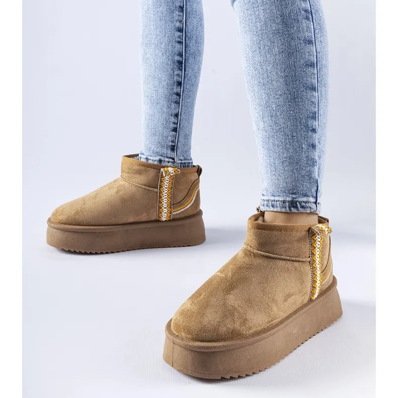 Dark beige snow boots with a Scavi platform