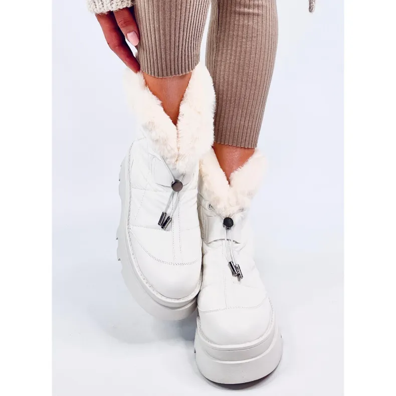 Tavaris White snow boots with fur